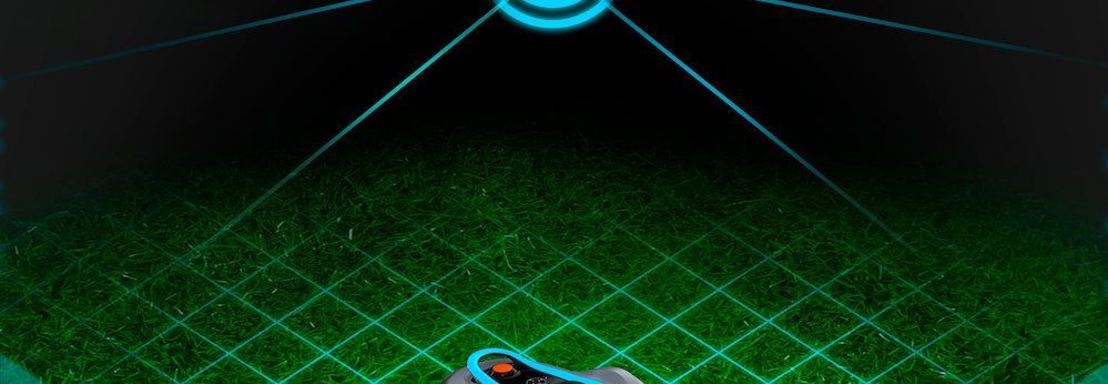 Roboter-Mäher auf Rasenfläche mit Satellit